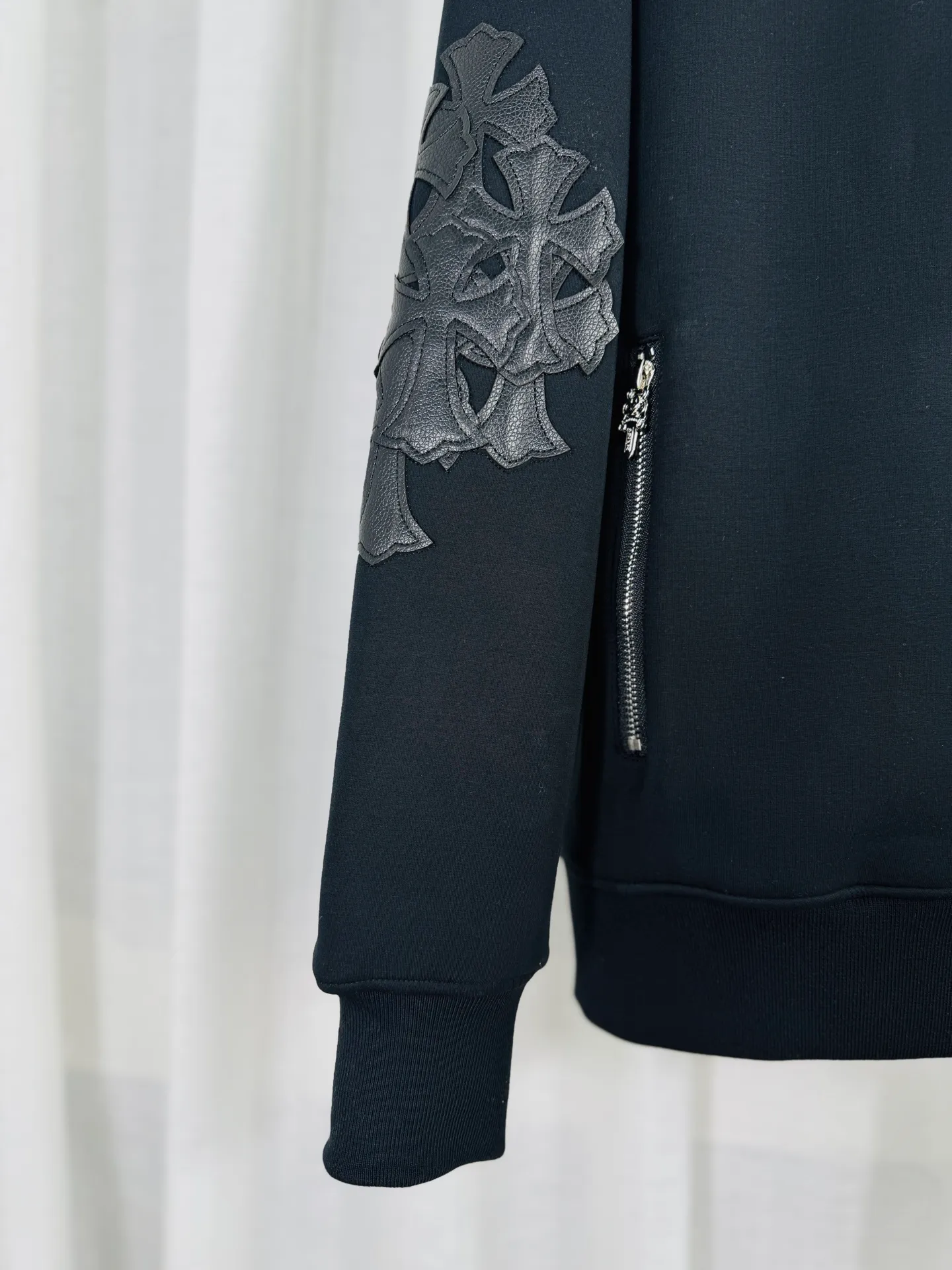 P380 top version, real shot without P, ​​different from market currency) 𝗖𝗵𝗿𝗼𝗺𝗲 𝗛𝗲𝗮𝗿𝘁𝘀/Cro Heart 2025 washed and burned flower patch embroidered autumn and winter new original single counter American patchwork 3D three-dimensional couple casual cardigan plus velvet jacket 👑The highest version! Customized fabric 550g tripe terry fabric! American acid-washed and distressed original fabric, laser burning + patch embroidery, exquisite embroidery of letters! The best-selling model in the counter, very comfortable to wear. Accessories: original molded and authenticated collar label➕100% silk wash label. Genuine purchase-grade original hangtag➕matching hanging rope➕3D hanging beads➕original packaging bag. Craftsmanship: The original version has consistent wiring! The highest version of the armhole matching technique! Color: Black Size: S M L XL Style No.: 612